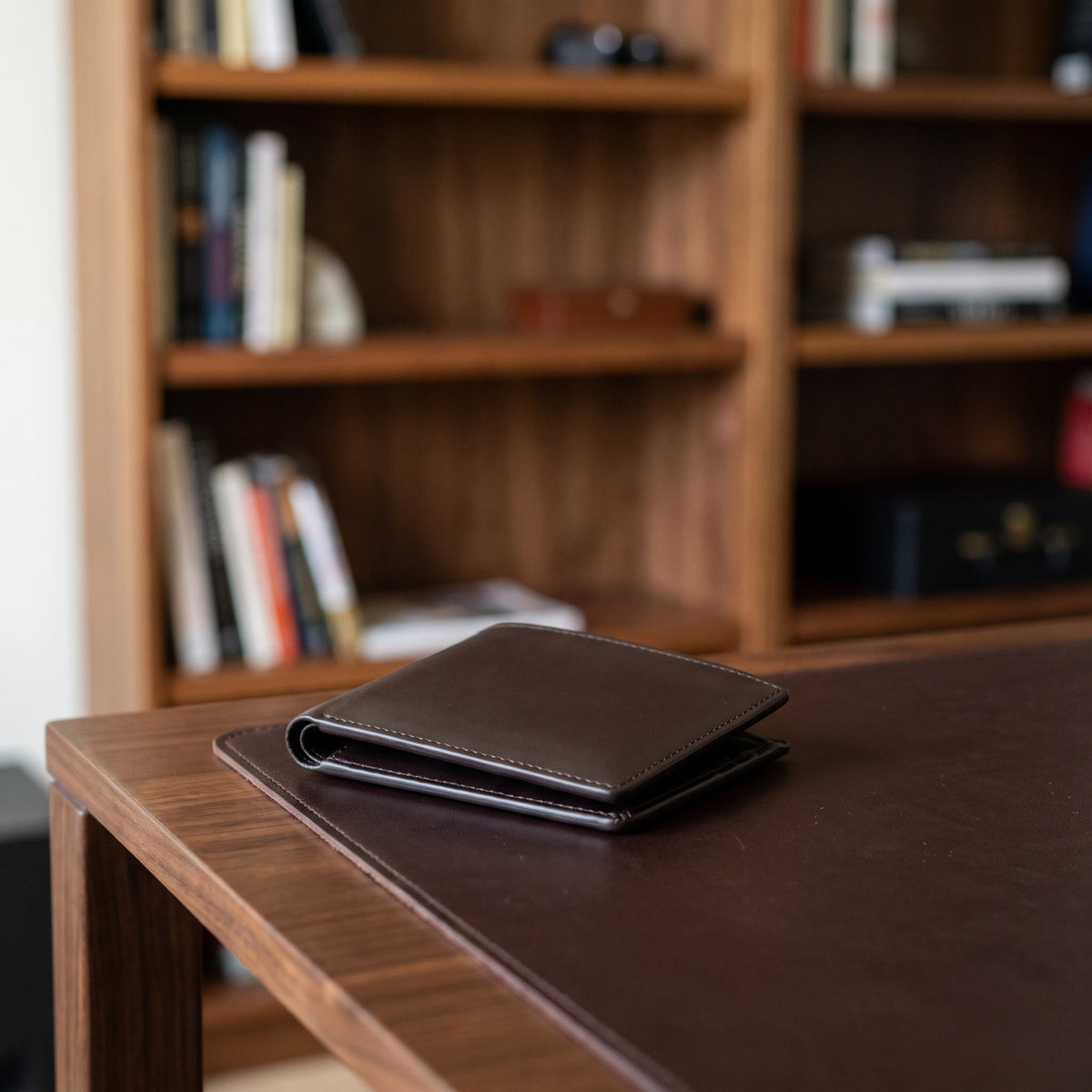 Large Billfold in Dark Brown [Dark Brown]