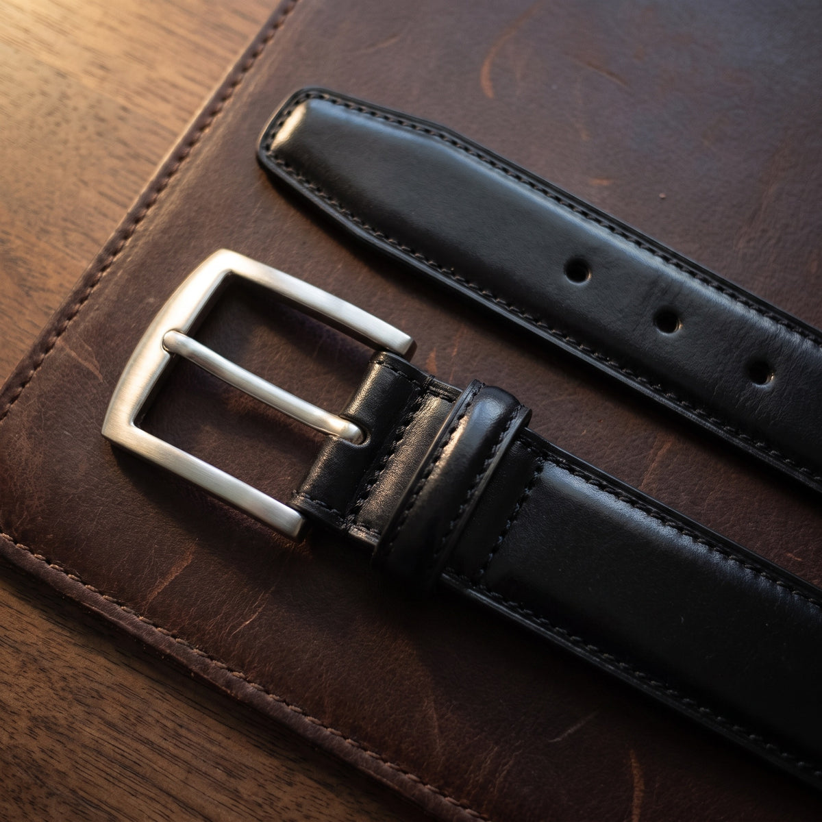 The Italian Dress Belt in Black, close-up of the buckle end [Black]