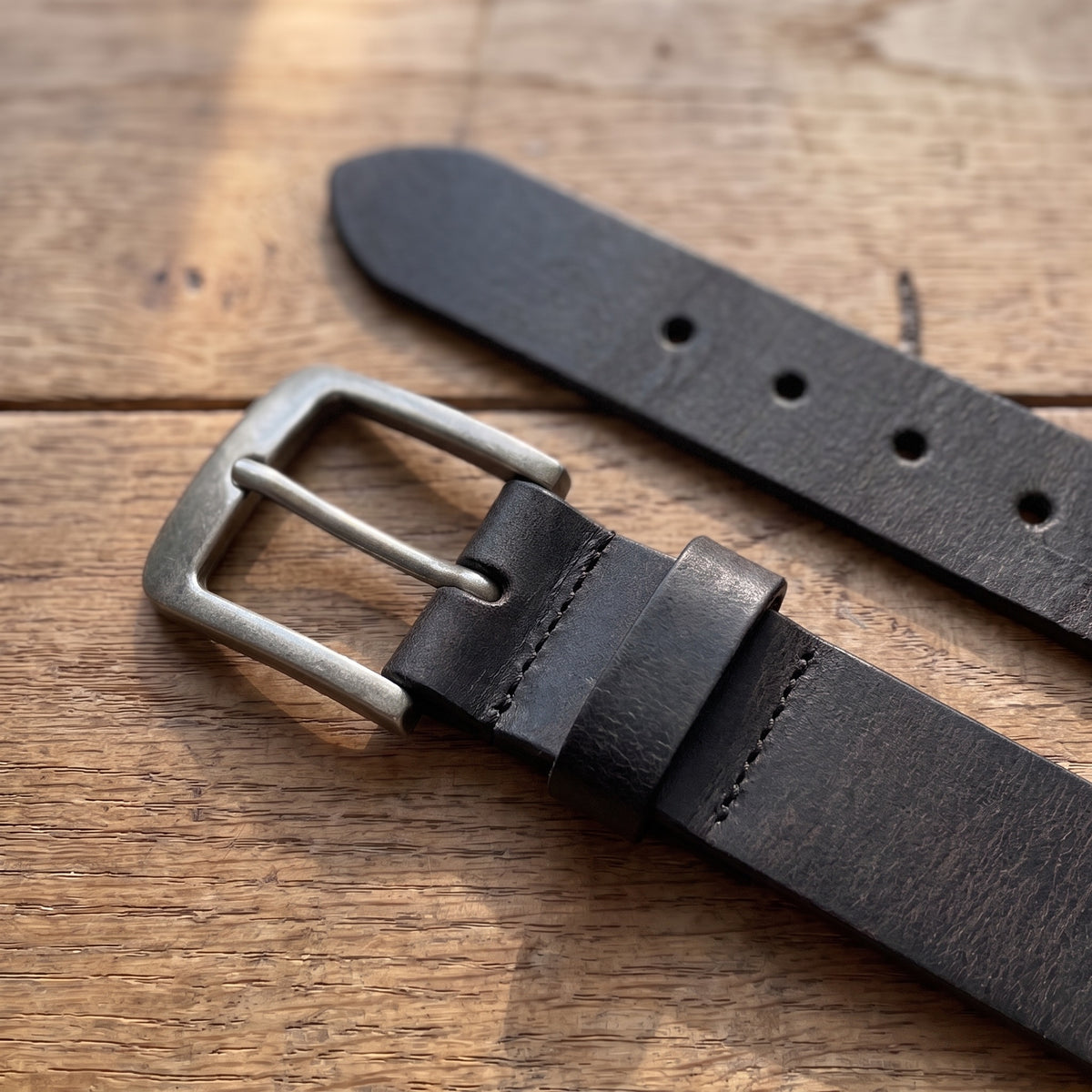 The Longhorn Belt in Black, close-up of the buckle end [Black]